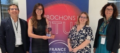 De gauche &agrave; droite : Christophe Derail (vice-pr&eacute;sident Partenariat et Innovation),  In&egrave;s de Bort (Grand Prix i-PhD, LFCR), Clo&eacute; Veclin (Prix i-PhD, IPREM) et Maylis Chusseau, Pr&eacute;sidente de la SATT Aquitaine Science Transfert