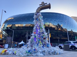 L’œuvre monumentale de Ben Von Wong accueillait les participants.