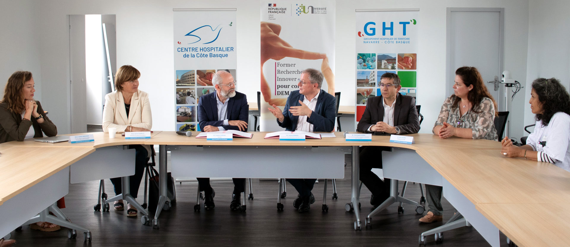De gauche à droite : Juliette Daeschler, directrice adjointe chargée des projets, de l’innovation et de la recherche du CHCB - Sylvie Durruty, présidente du conseil de surveillance du CHCB - Frédéric Espenel, directeur du Centre Hospitalier de la Côte Basque - Laurent Bordes, président de l’Université de Pau et des Pays de l’Adour - Christophe Derail, vice-président de l’UPPA en charge du partenariat et de l’innovation - Dr Leila Lazaro, présidente de la commission médicale d’établissement du CHCB - Dr Rajaa Lagnaoui, chef du pôle Santé - Prévention publique du CHCB