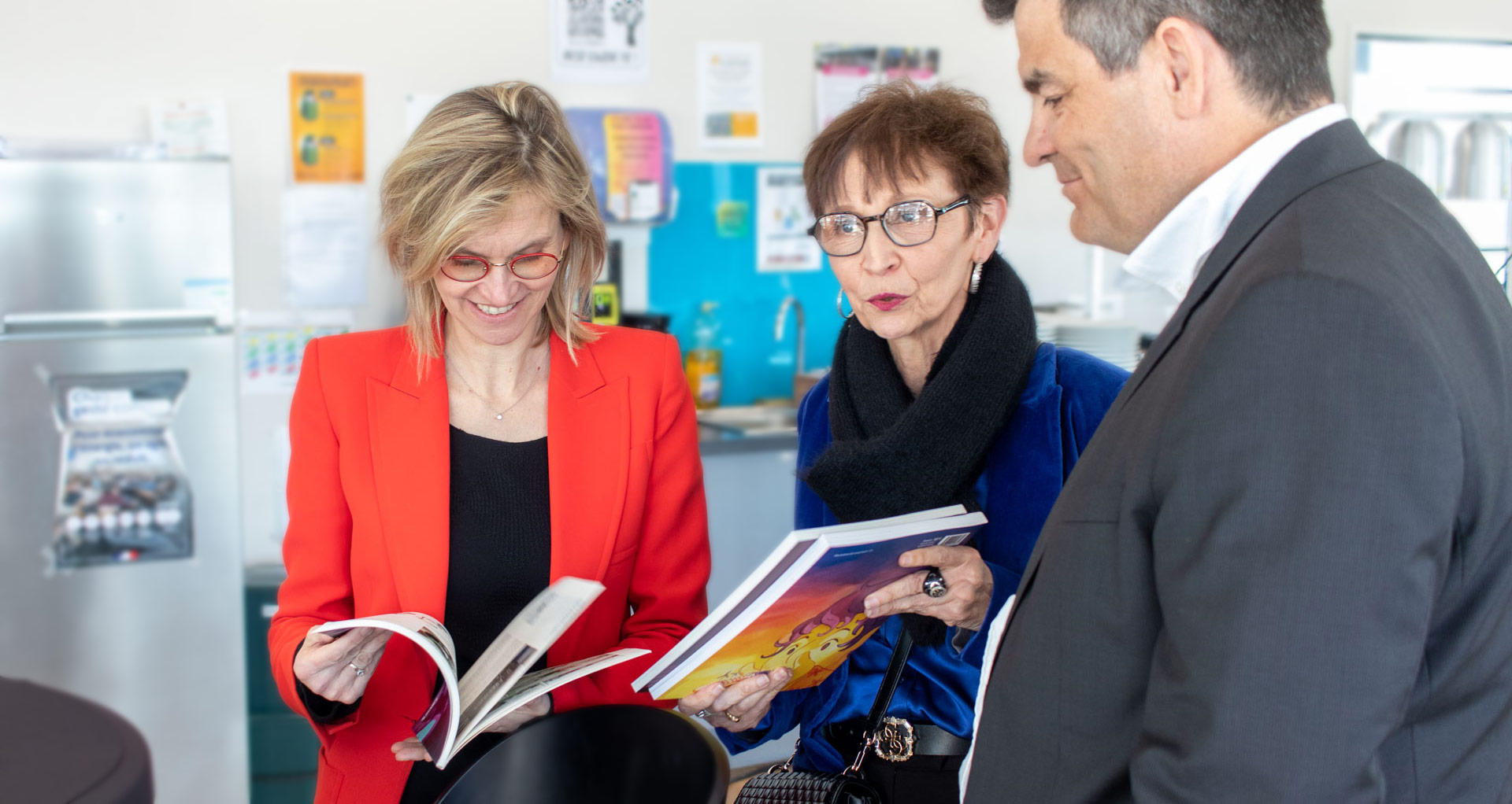 Isabelle Baraille et Brice Bouyssiere remettant le magazine Ébullition(s) à la ministre.