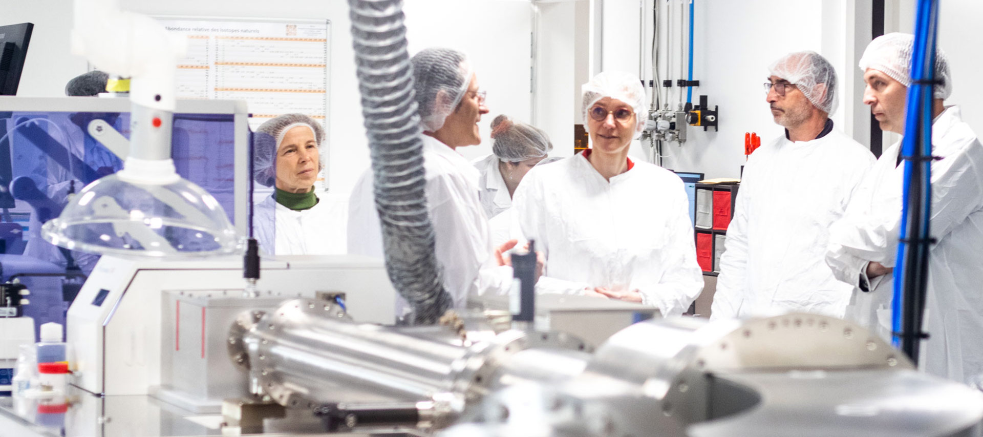Béatrice Lauga, Christophe Pécheyran, Agnès Pannier-Runacher, Gilles Bareille et Jean-Marie Girier dans la salle blanche (halle d’ablation laser et isotopie).