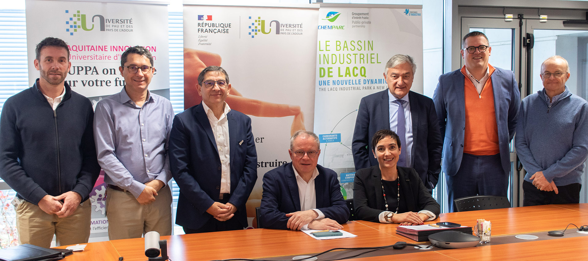 Avec Sébastien Dehez du Pôle d’études et de recherche de Lacq (PERL) de TotalEnergies, Fabien Debaud, directeur du Groupement de Recherche de Lacq (GRL) d’Arkema (à g.), et Quentin Sohet, président de Sobegi, et Frédéric Pavard, vice-président de Chemparc. (à dr.) Photo de groupe. Avec Sébastien Dehez du Pôle d’études et de recherche de Lacq (PERL) de TotalEnergies, Fabien Debaud, directeur du Groupement de Recherche de Lacq (GRL) d’Arkema, Quentin Sohet, président de Sobegi, et Frédéric Pavard, vice-président de Chemparc.