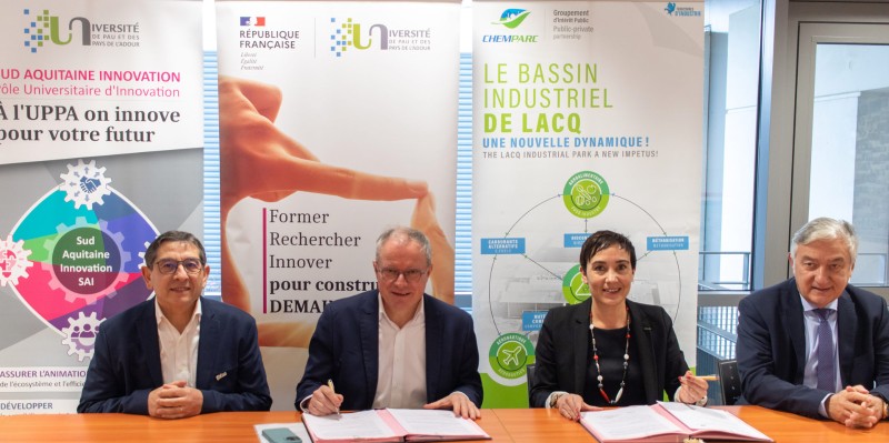 Laurent Bordes, président de l’Université de Pau et des Pays de l’Adour, et Audrey Le-Bars, p-dg de Chemparc, ont signé l’accord-cadre entourés de Christophe Derail, vice-président Partenariat et innovation de l’UPPA (à g.) et de Jean-Marc Guilhempey, p-dg de Toray Carbon Fibers Europe et vice-président de Chemparc. Laurent Bordes, président de l’Université de Pau et des Pays de l’Adour, et Audrey Le-Bars, p-dg de Chemparc, ont signé l’accord-cadre entourés de Christophe Derail, vice-président Partenariat et innovation de l’UPPA (à g.) et de Jean-Marc Guilhempey, p-dg de Toray Carbon Fibers Europe et vice-président de Chemparc.