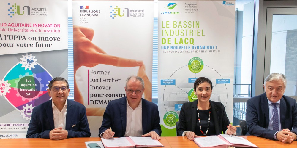 Laurent Bordes, président de l’Université de Pau et des Pays de l’Adour, et Audrey Le-Bars, p-dg de Chemparc, ont signé l’accord-cadre entourés de Christophe Derail, vice-président Partenariat et innovation de l’UPPA (à g.) et de Jean-Marc Guilhempey, p-dg de Toray Carbon Fibers Europe et vice-président de Chemparc. Laurent Bordes, président de l’Université de Pau et des Pays de l’Adour, et Audrey Le-Bars, p-dg de Chemparc, ont signé l’accord-cadre entourés de Christophe Derail, vice-président Partenariat et innovation de l’UPPA (à g.) et de Jean-Marc Guilhempey, p-dg de Toray Carbon Fibers Europe et vice-président de Chemparc.