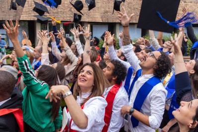 Les nouveaux docteurs jettent leur coiffe