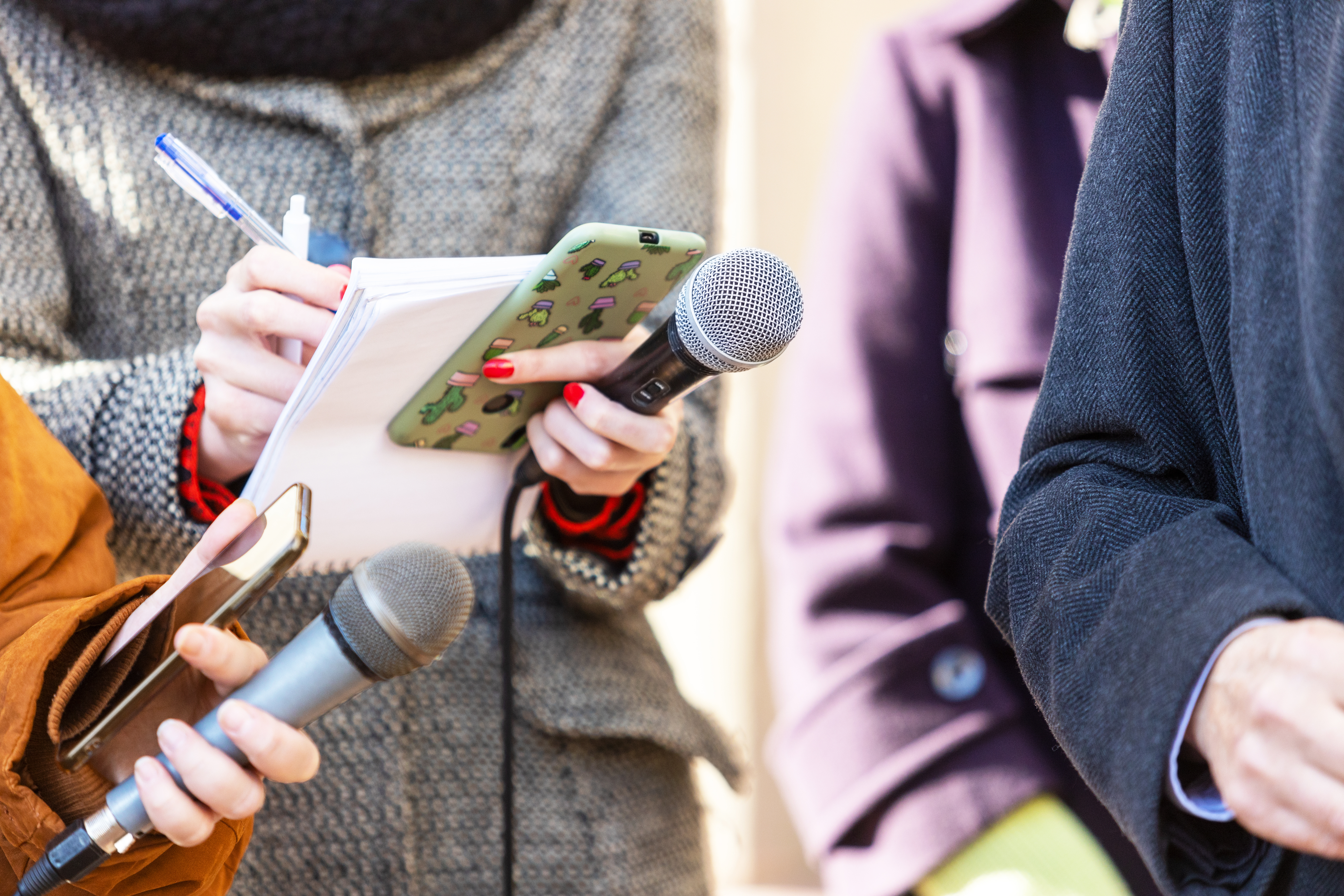 Microphone De Presse Sur Le Blanc Image stock - Image du